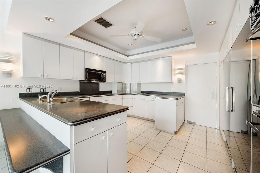 Active With Contract: $9,995,000 (5 beds, 3 baths, 3762 Square Feet)