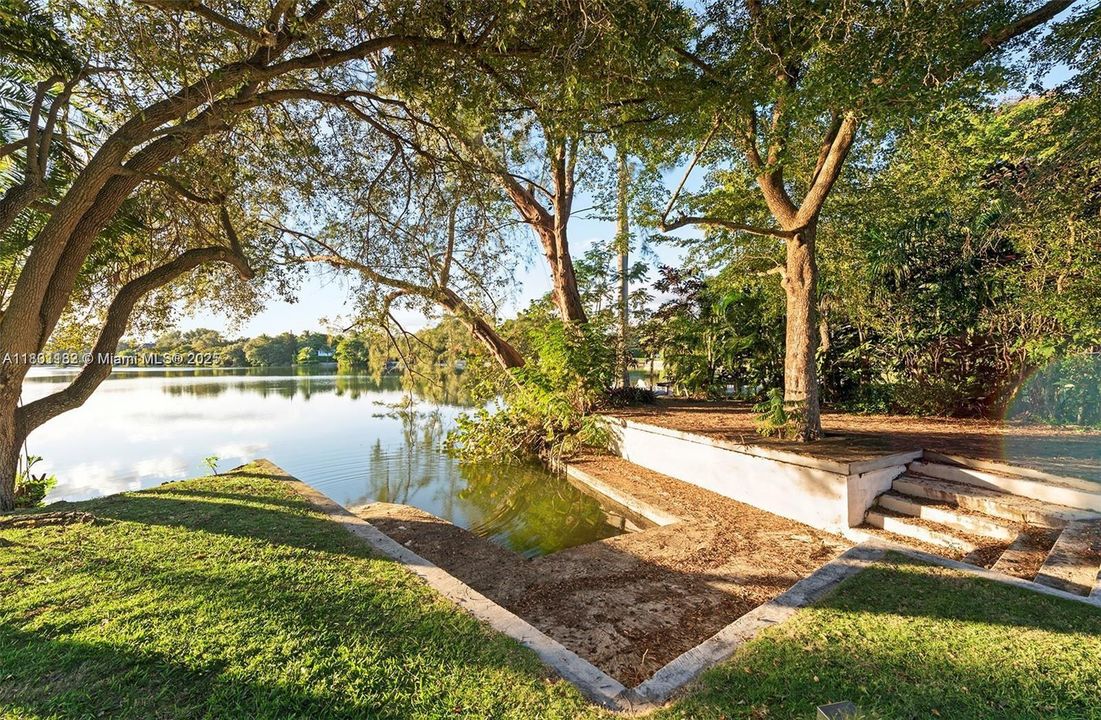 Active With Contract: $9,995,000 (5 beds, 3 baths, 3762 Square Feet)