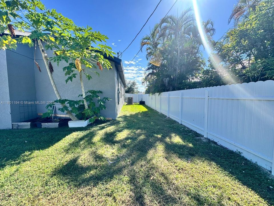 For Rent: $3,500 (4 beds, 2 baths, 1980 Square Feet)