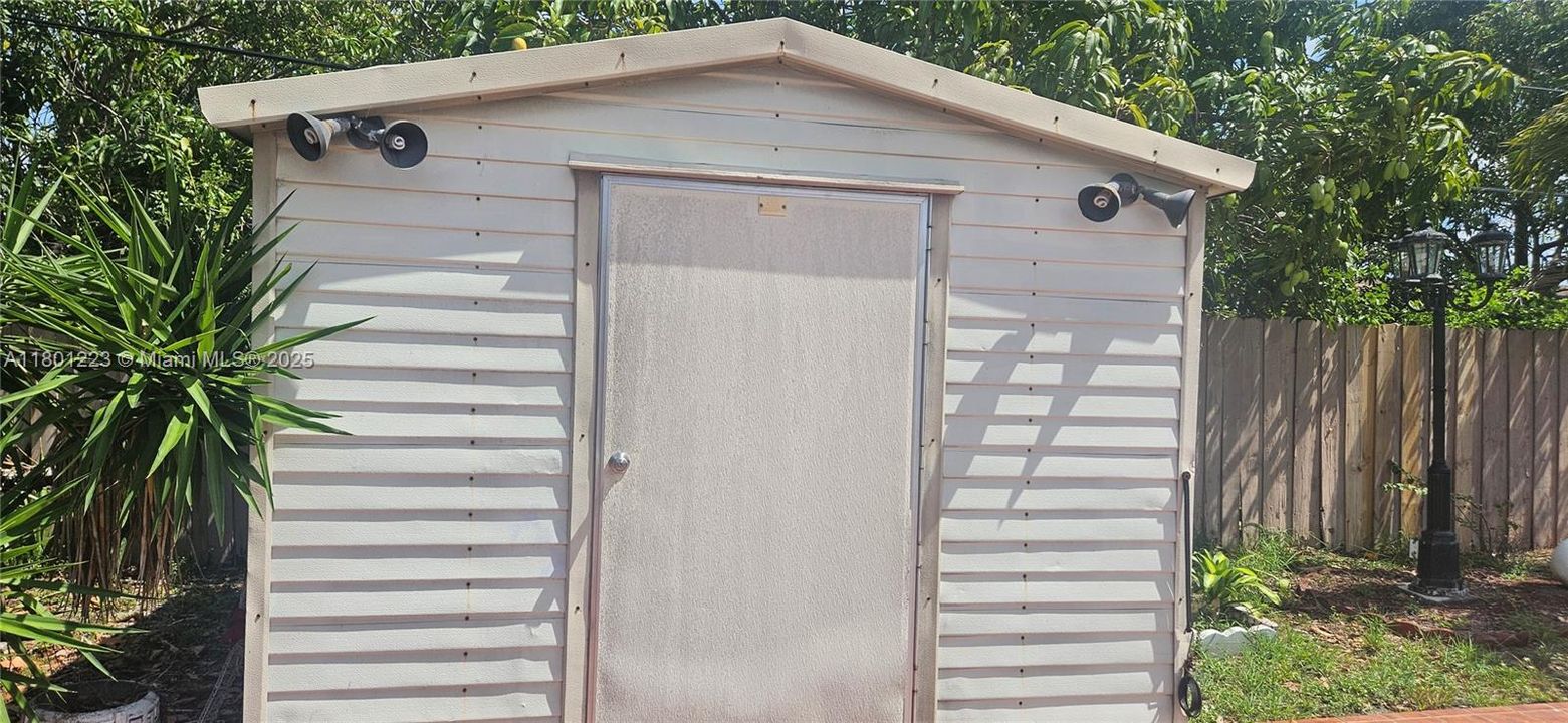 最近售出: $490,000 (2 贝兹, 1 浴室, 888 平方英尺)