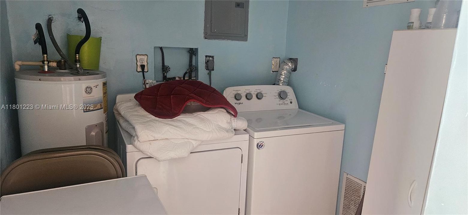 最近售出: $490,000 (2 贝兹, 1 浴室, 888 平方英尺)