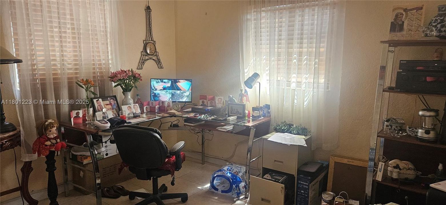 最近售出: $490,000 (2 贝兹, 1 浴室, 888 平方英尺)