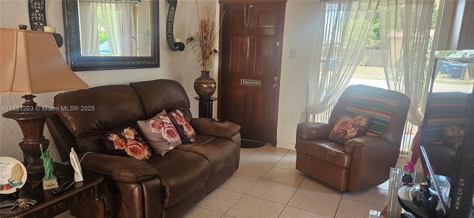 最近售出: $490,000 (2 贝兹, 1 浴室, 888 平方英尺)