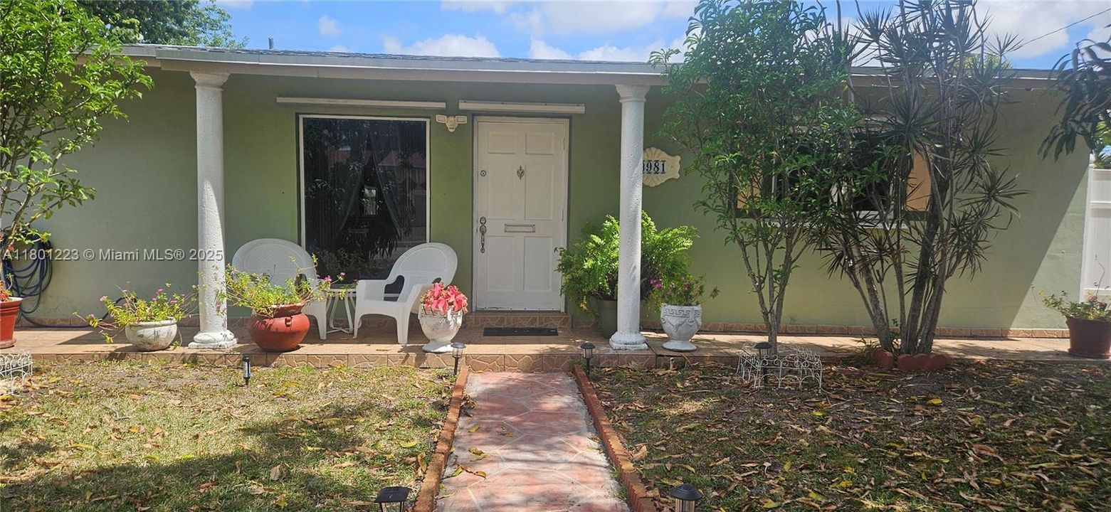 最近售出: $490,000 (2 贝兹, 1 浴室, 888 平方英尺)