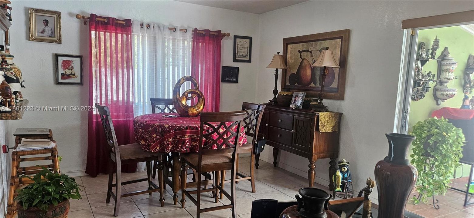 最近售出: $490,000 (2 贝兹, 1 浴室, 888 平方英尺)