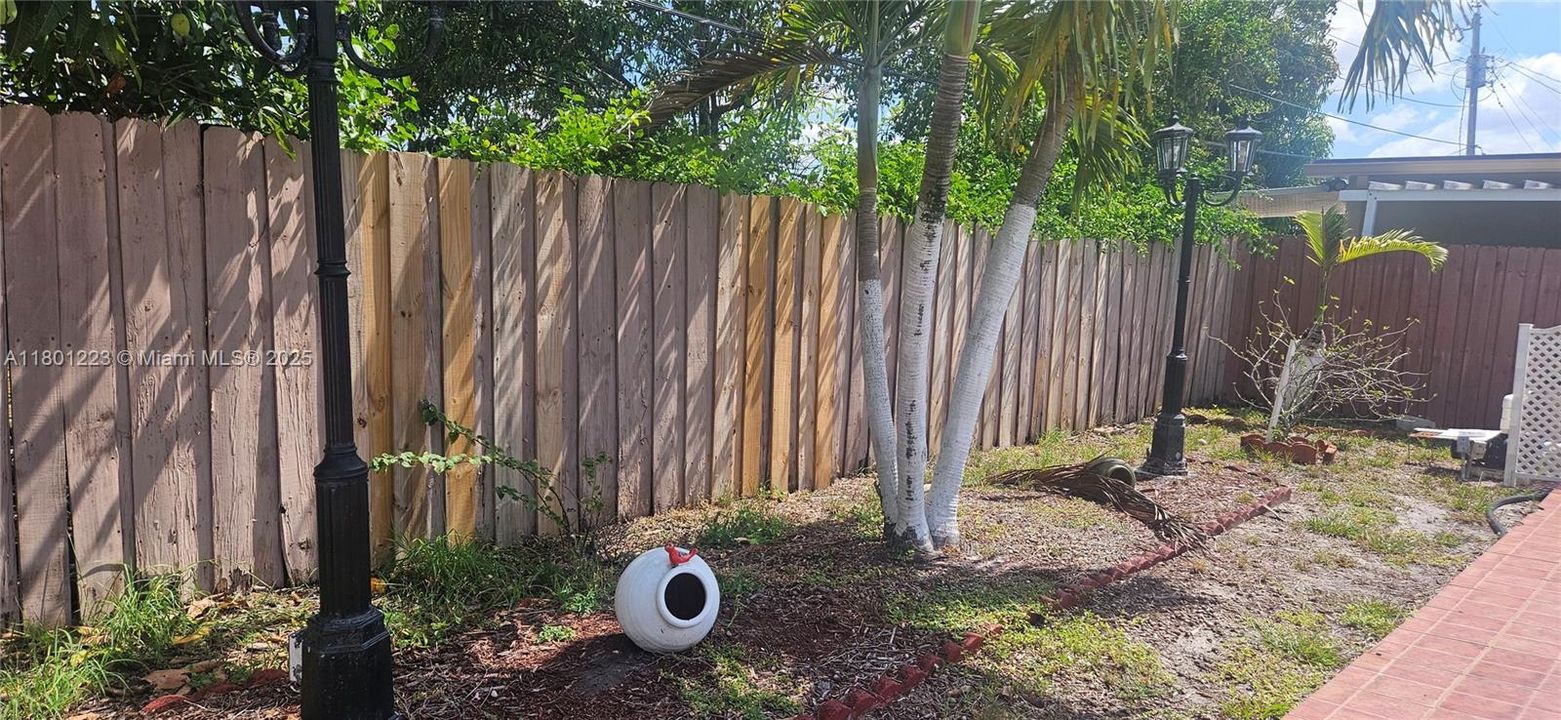 最近售出: $490,000 (2 贝兹, 1 浴室, 888 平方英尺)