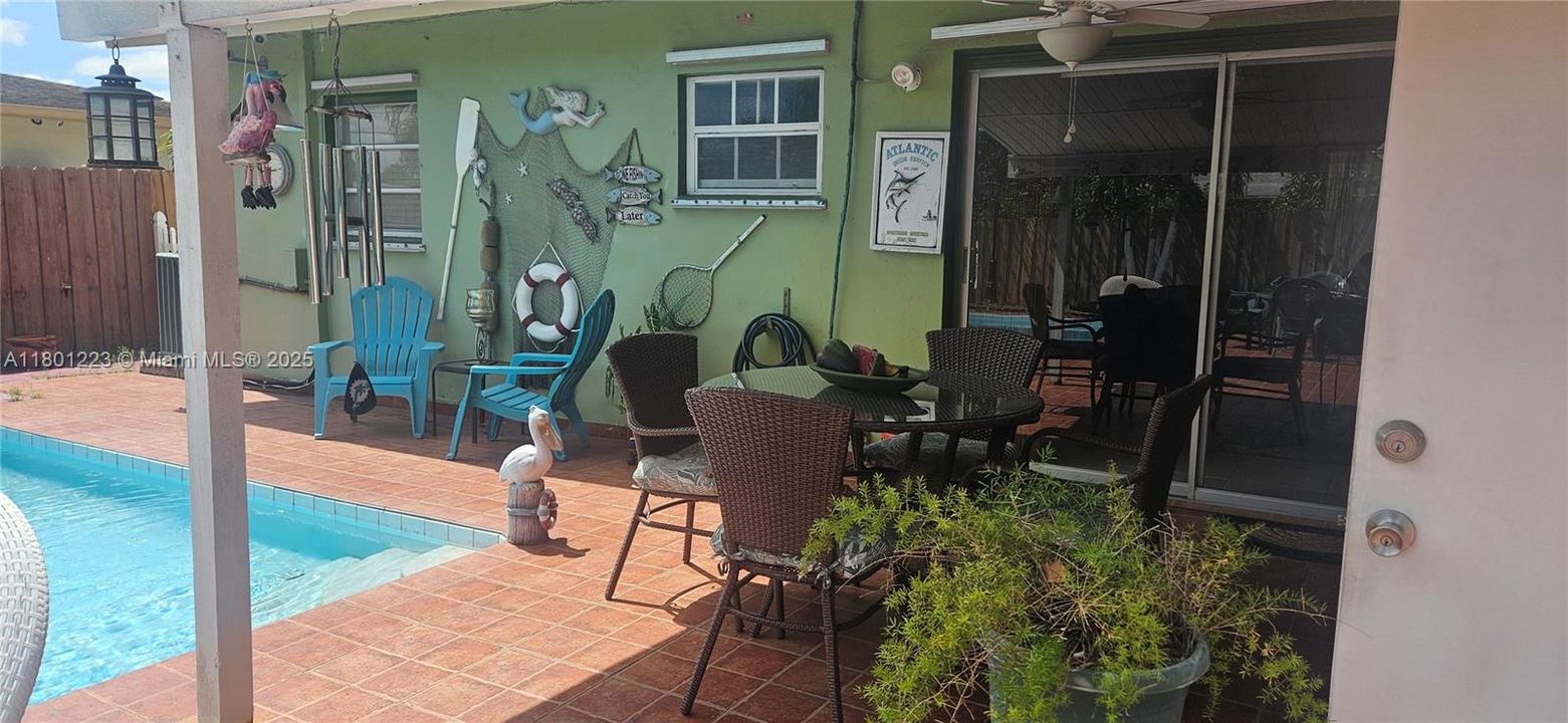 最近售出: $490,000 (2 贝兹, 1 浴室, 888 平方英尺)