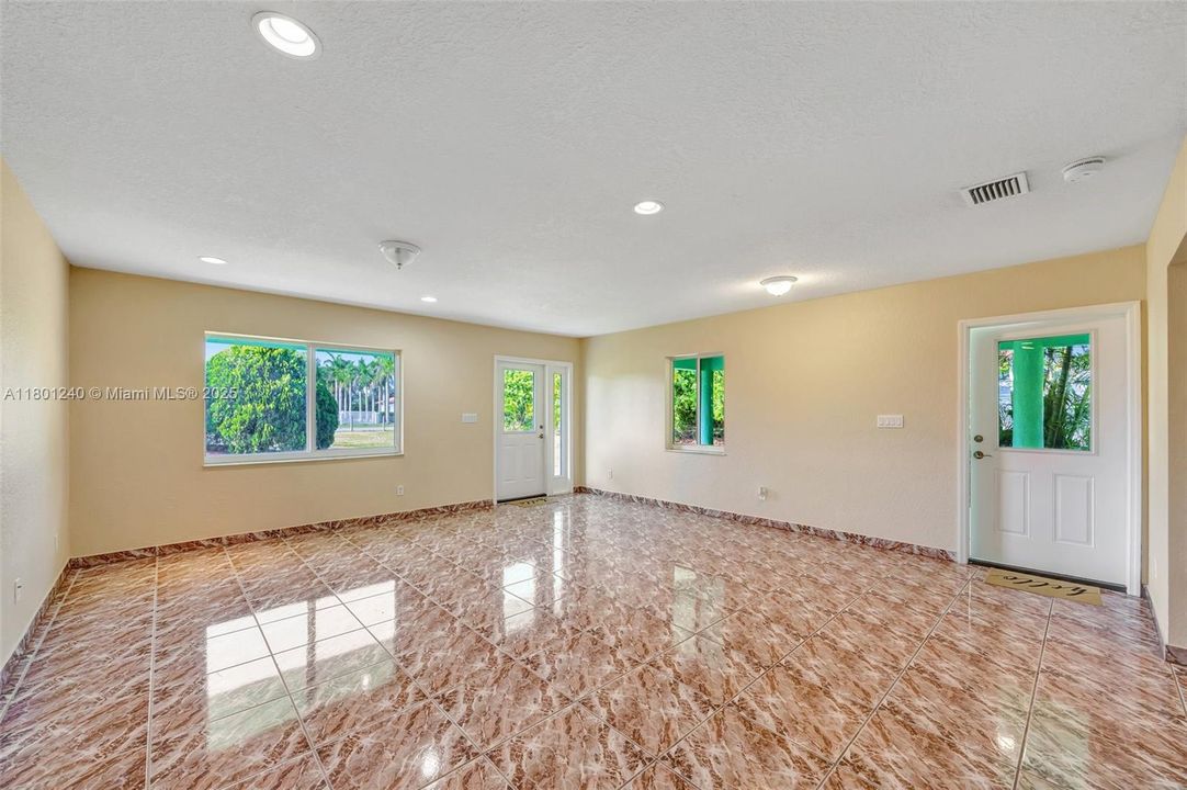 Vendido Recientemente: $789,900 (2 camas, 2 baños, 1386 Pies cuadrados)