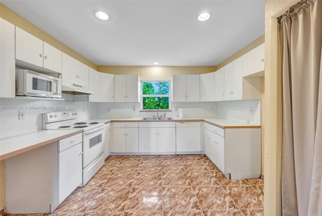 Vendido Recientemente: $789,900 (2 camas, 2 baños, 1386 Pies cuadrados)