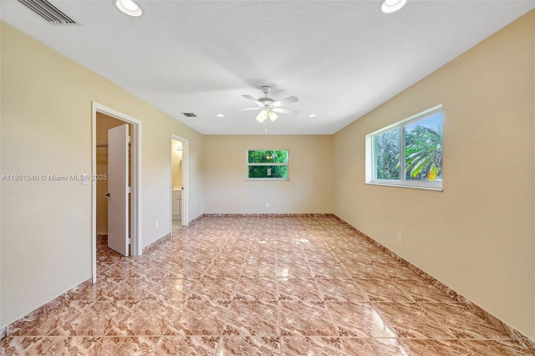 Vendido Recientemente: $789,900 (2 camas, 2 baños, 1386 Pies cuadrados)