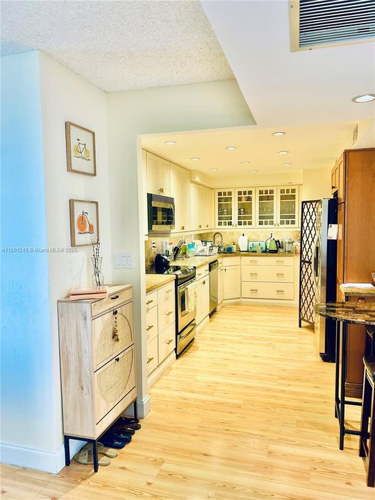 For Sale: $390,000 (2 beds, 2 baths, 1400 Square Feet)