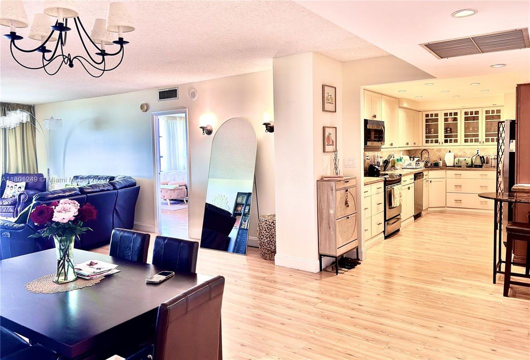 For Sale: $390,000 (2 beds, 2 baths, 1400 Square Feet)