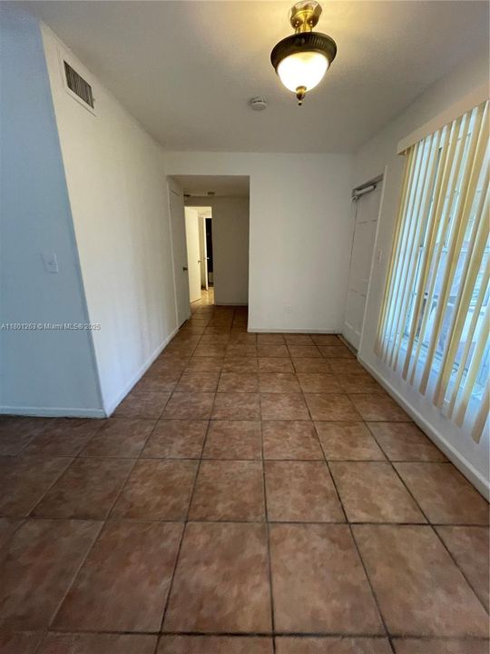 待售: $239,999 (2 贝兹, 1 浴室, 830 平方英尺)