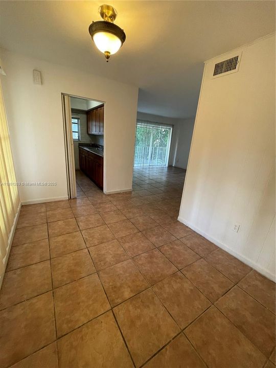 待售: $239,999 (2 贝兹, 1 浴室, 830 平方英尺)