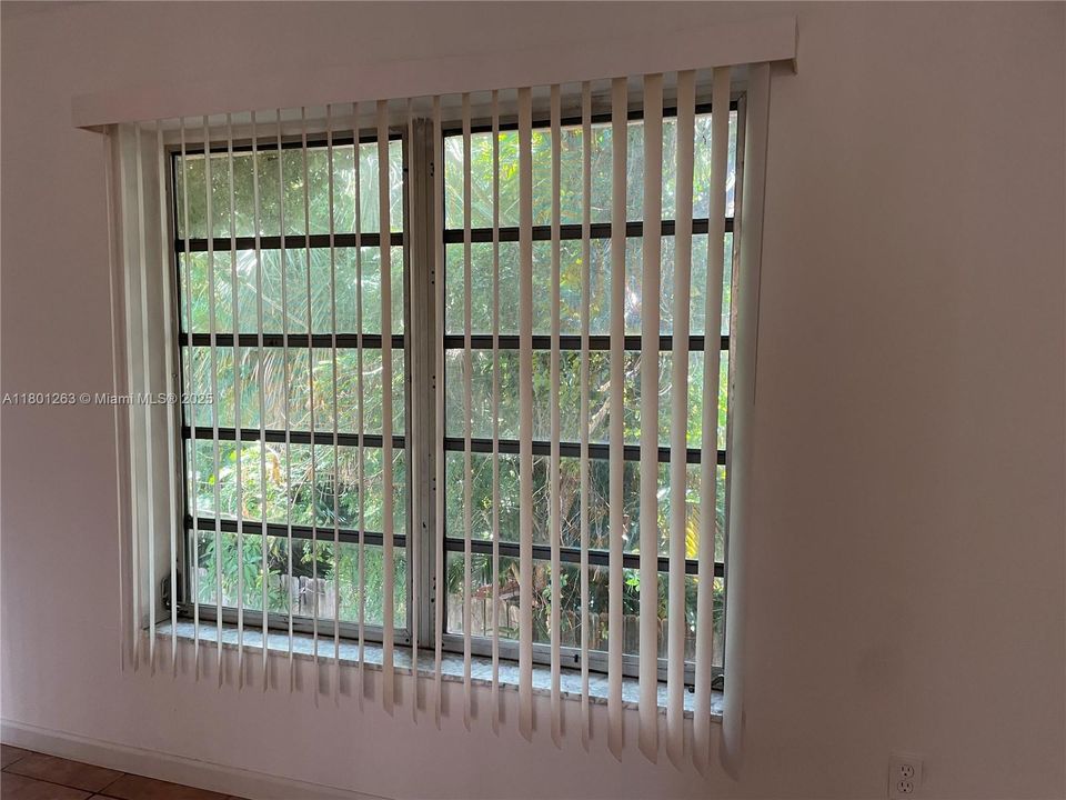 待售: $239,999 (2 贝兹, 1 浴室, 830 平方英尺)