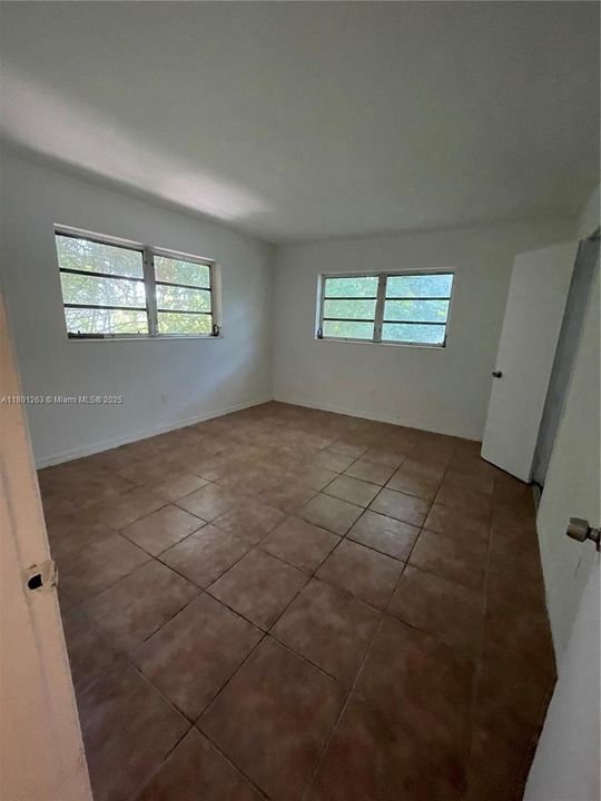 待售: $239,999 (2 贝兹, 1 浴室, 830 平方英尺)