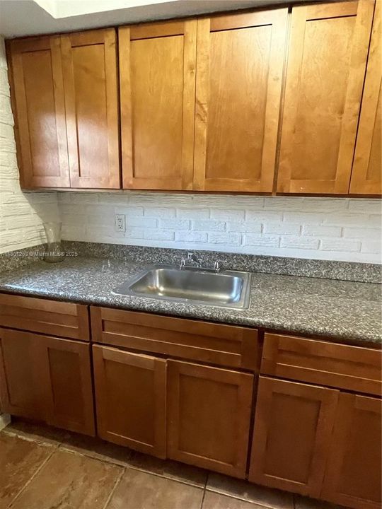 待售: $239,999 (2 贝兹, 1 浴室, 830 平方英尺)