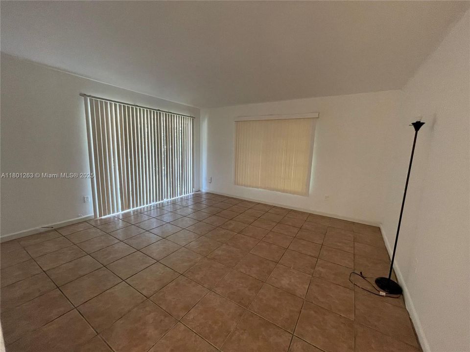 待售: $239,999 (2 贝兹, 1 浴室, 830 平方英尺)