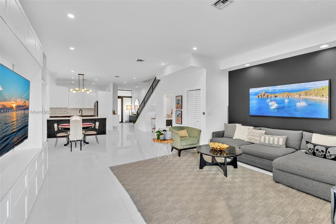 Recently Sold: $1,099,000 (3 beds, 3 baths, 1968 Square Feet)