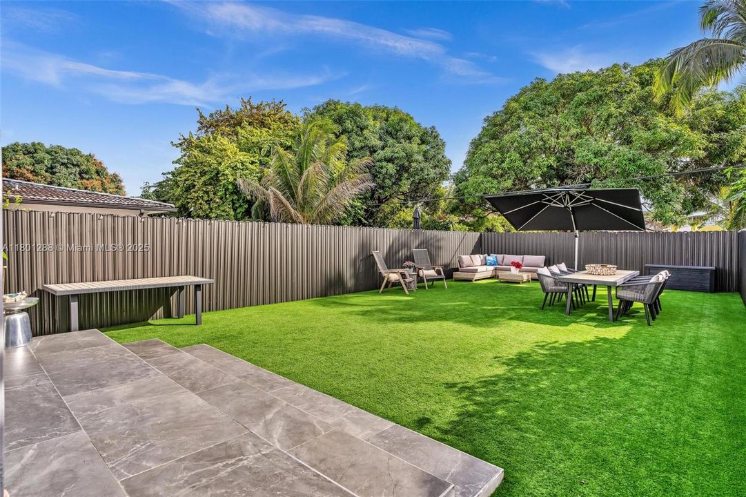 Recently Sold: $1,099,000 (3 beds, 3 baths, 1968 Square Feet)