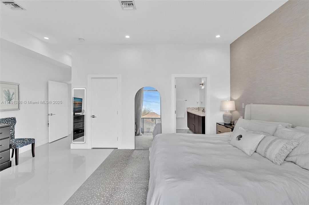 Recently Sold: $1,099,000 (3 beds, 3 baths, 1968 Square Feet)