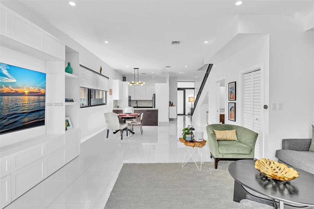 Recently Sold: $1,099,000 (3 beds, 3 baths, 1968 Square Feet)