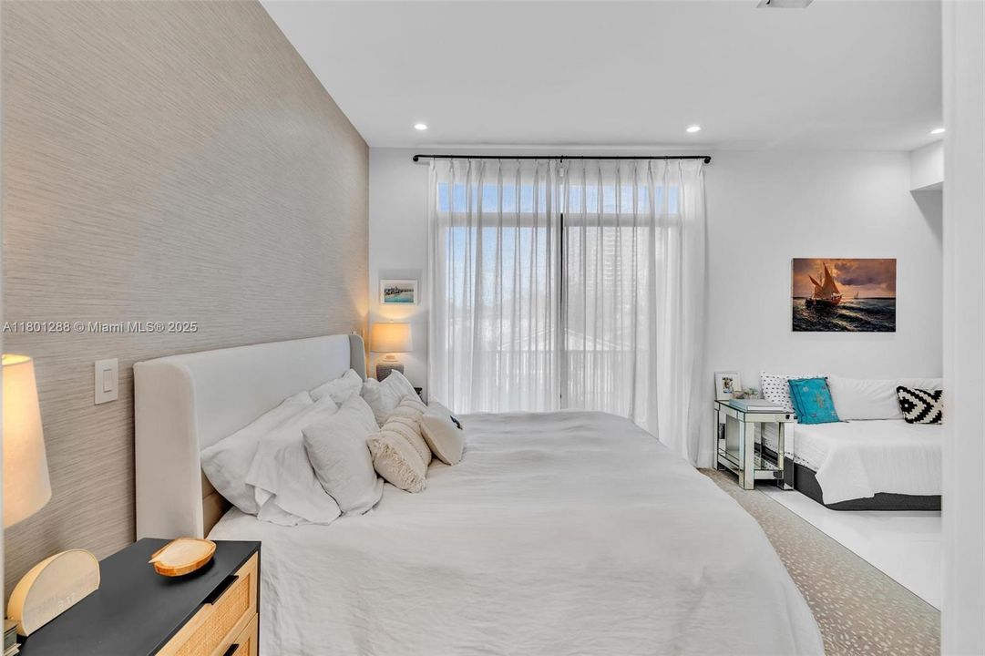 Recently Sold: $1,099,000 (3 beds, 3 baths, 1968 Square Feet)