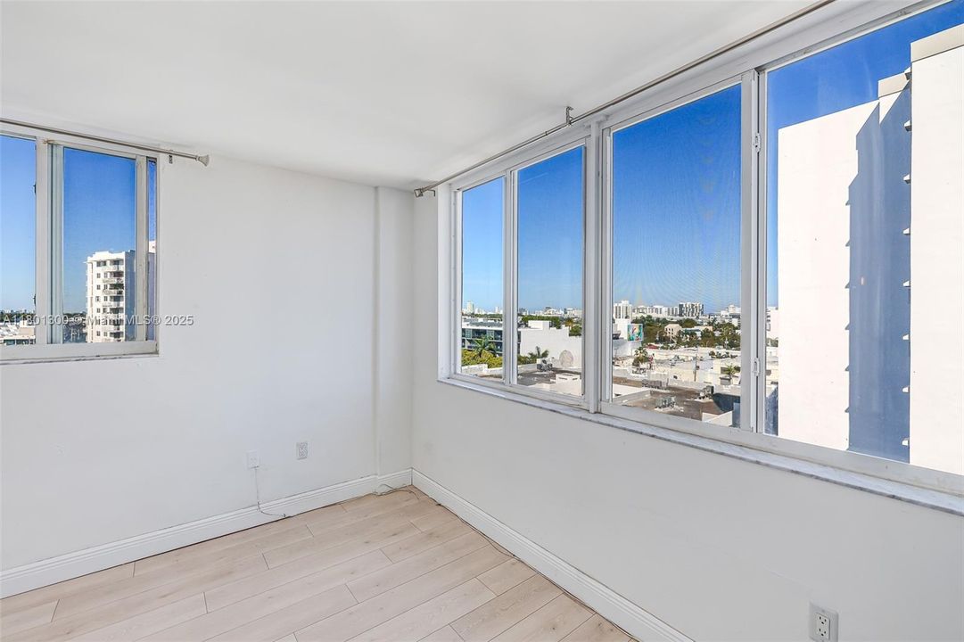 Recently Sold: $305,000 (1 beds, 1 baths, 718 Square Feet)