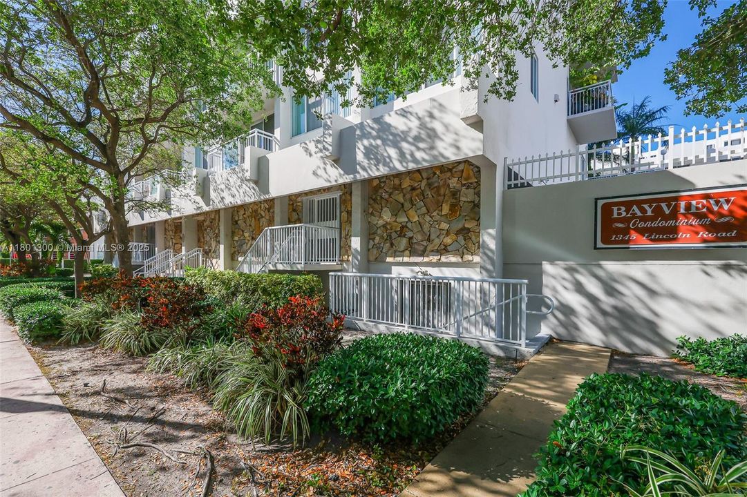 Recently Sold: $305,000 (1 beds, 1 baths, 718 Square Feet)