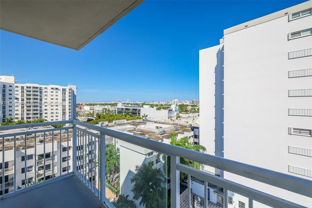 Recently Sold: $305,000 (1 beds, 1 baths, 718 Square Feet)