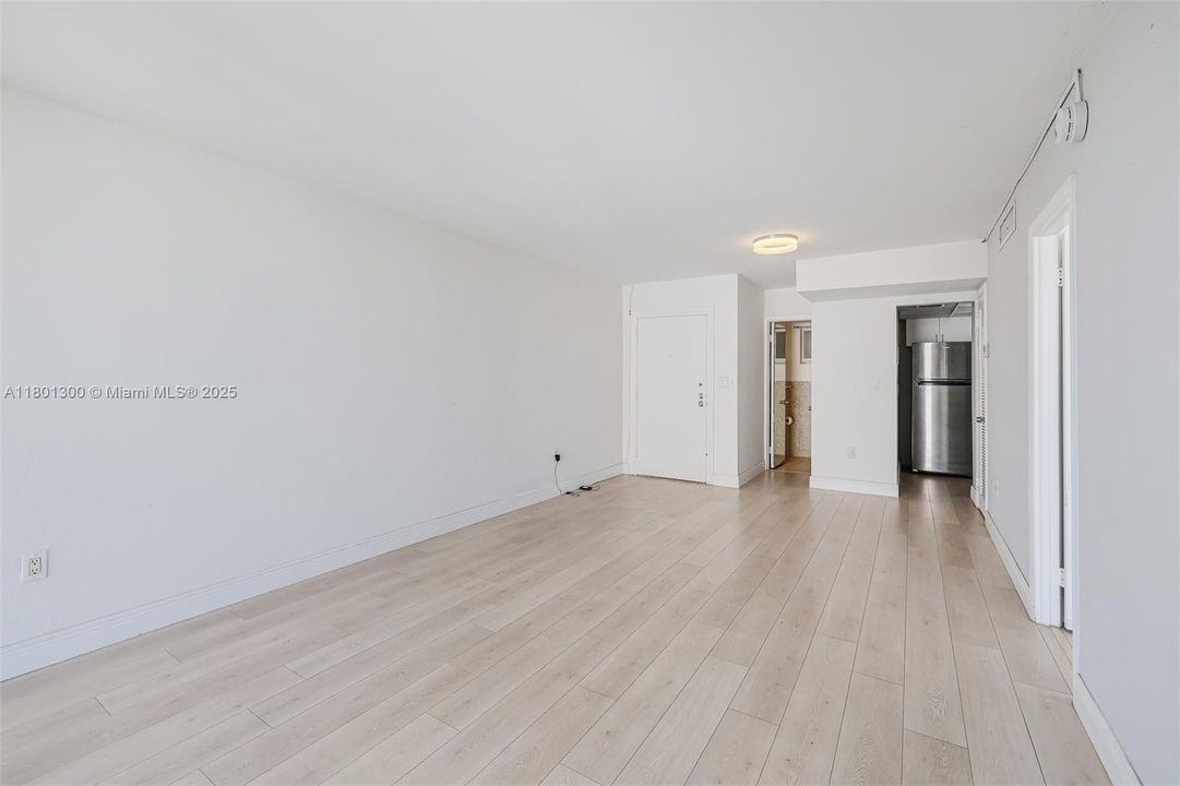 Recently Sold: $305,000 (1 beds, 1 baths, 718 Square Feet)