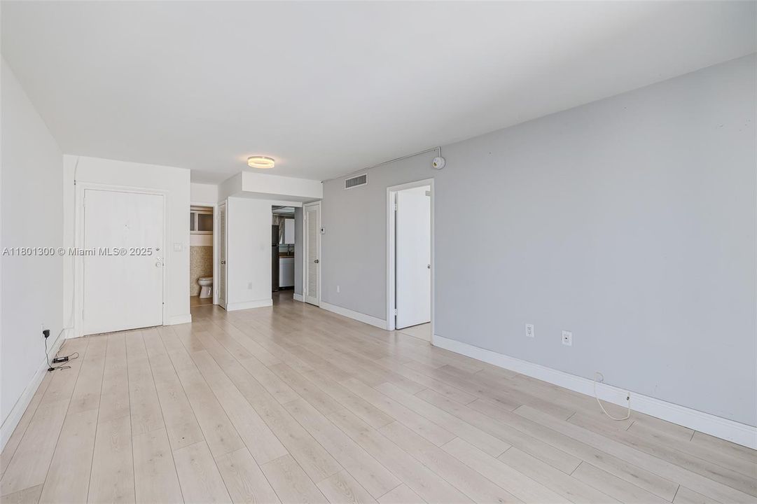 Recently Sold: $305,000 (1 beds, 1 baths, 718 Square Feet)