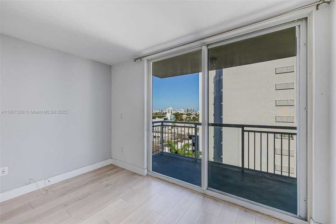Recently Sold: $305,000 (1 beds, 1 baths, 718 Square Feet)