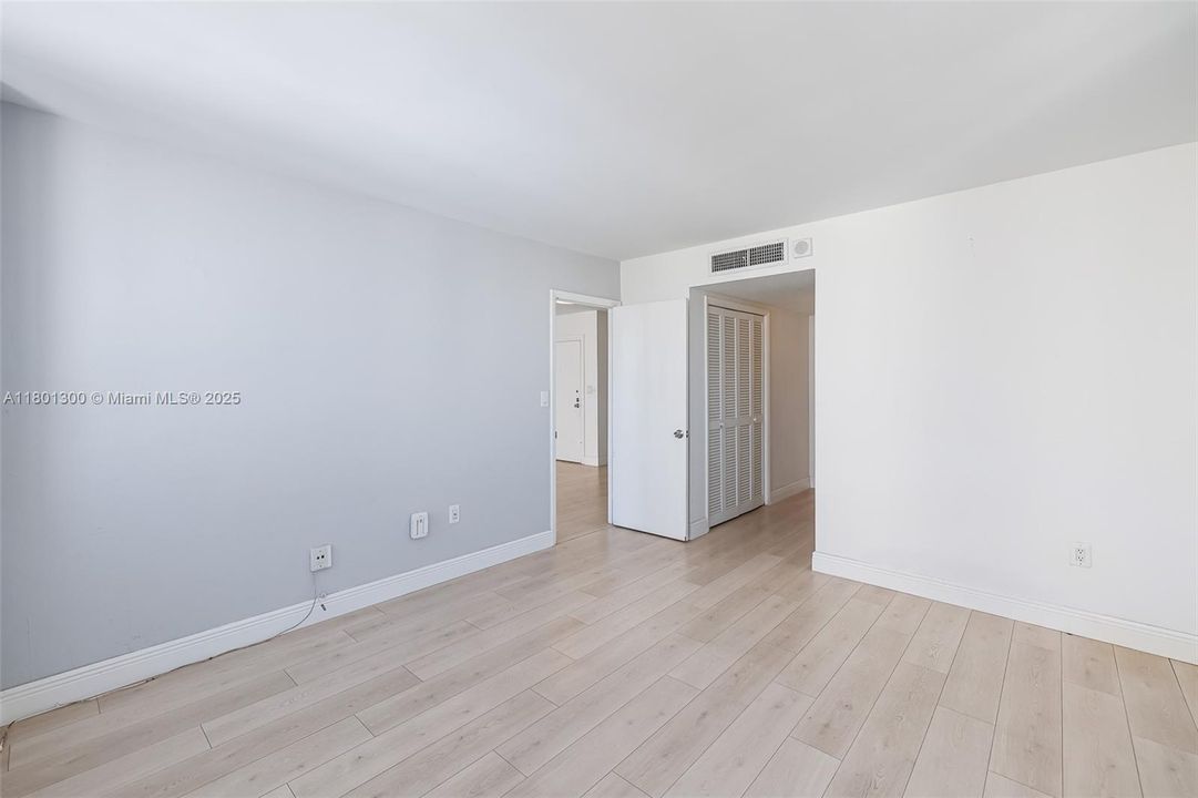 Recently Sold: $305,000 (1 beds, 1 baths, 718 Square Feet)
