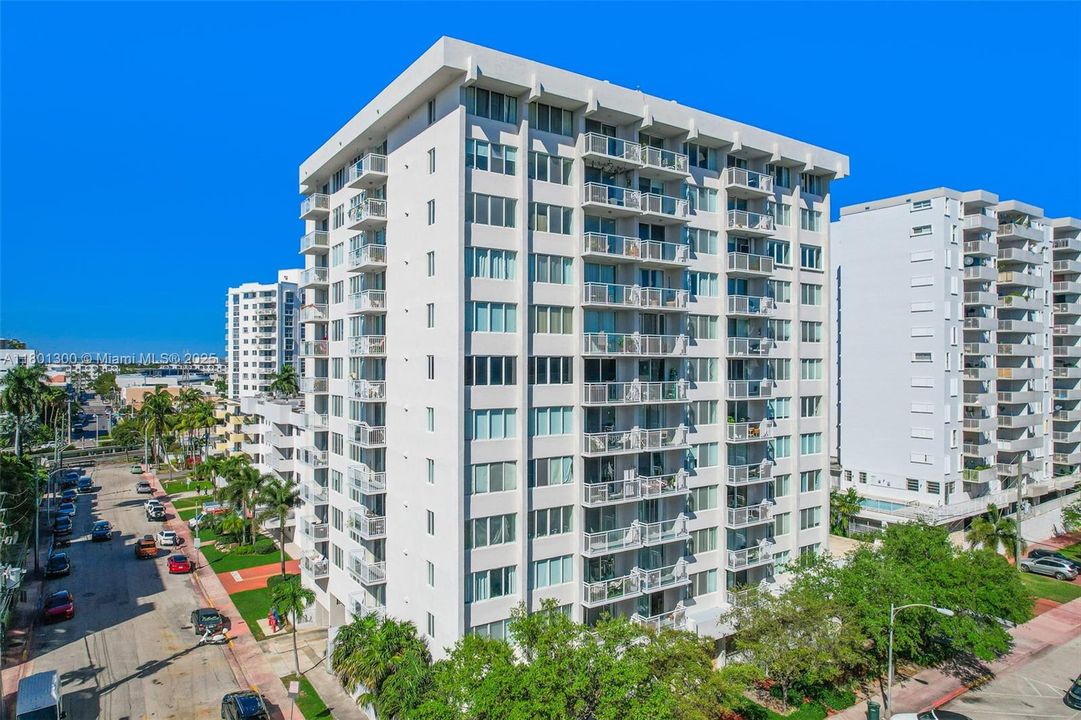 Recently Sold: $305,000 (1 beds, 1 baths, 718 Square Feet)