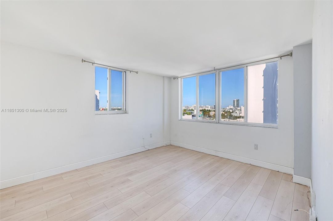 Recently Sold: $305,000 (1 beds, 1 baths, 718 Square Feet)