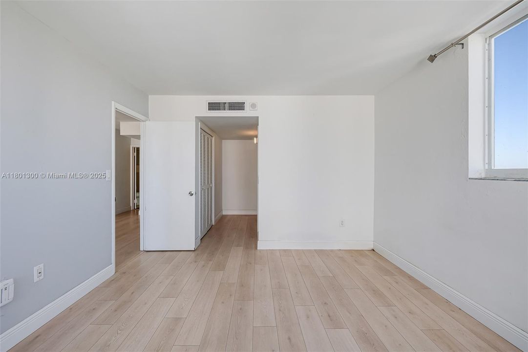 Recently Sold: $305,000 (1 beds, 1 baths, 718 Square Feet)