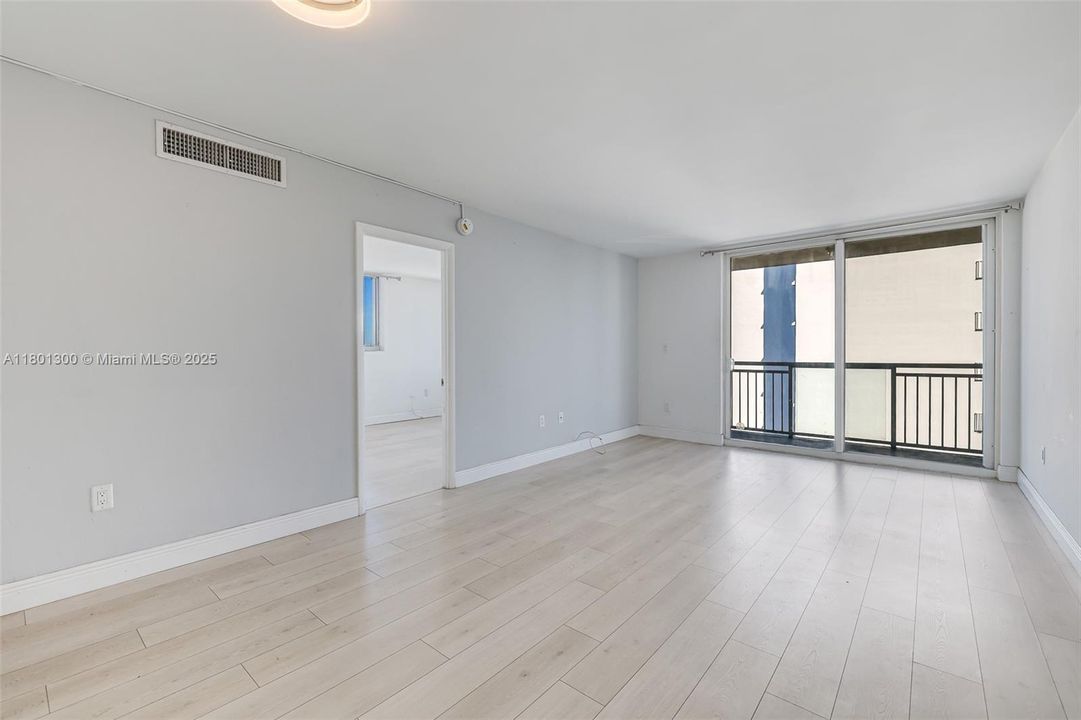 Recently Sold: $305,000 (1 beds, 1 baths, 718 Square Feet)