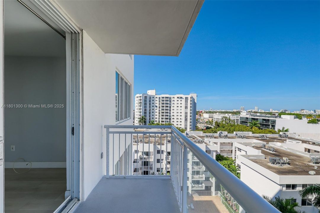 Recently Sold: $305,000 (1 beds, 1 baths, 718 Square Feet)