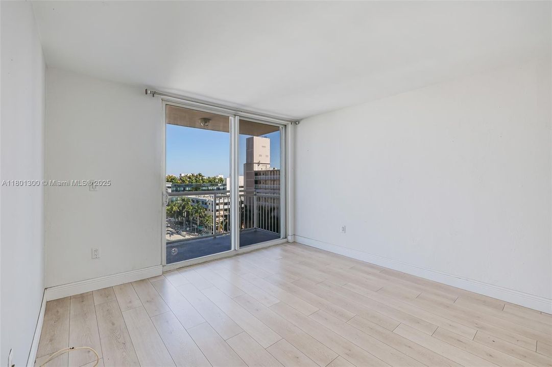 Recently Sold: $305,000 (1 beds, 1 baths, 718 Square Feet)