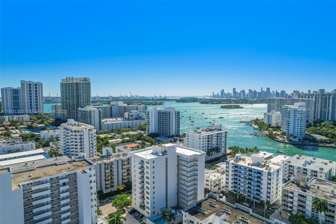 Recently Sold: $305,000 (1 beds, 1 baths, 718 Square Feet)