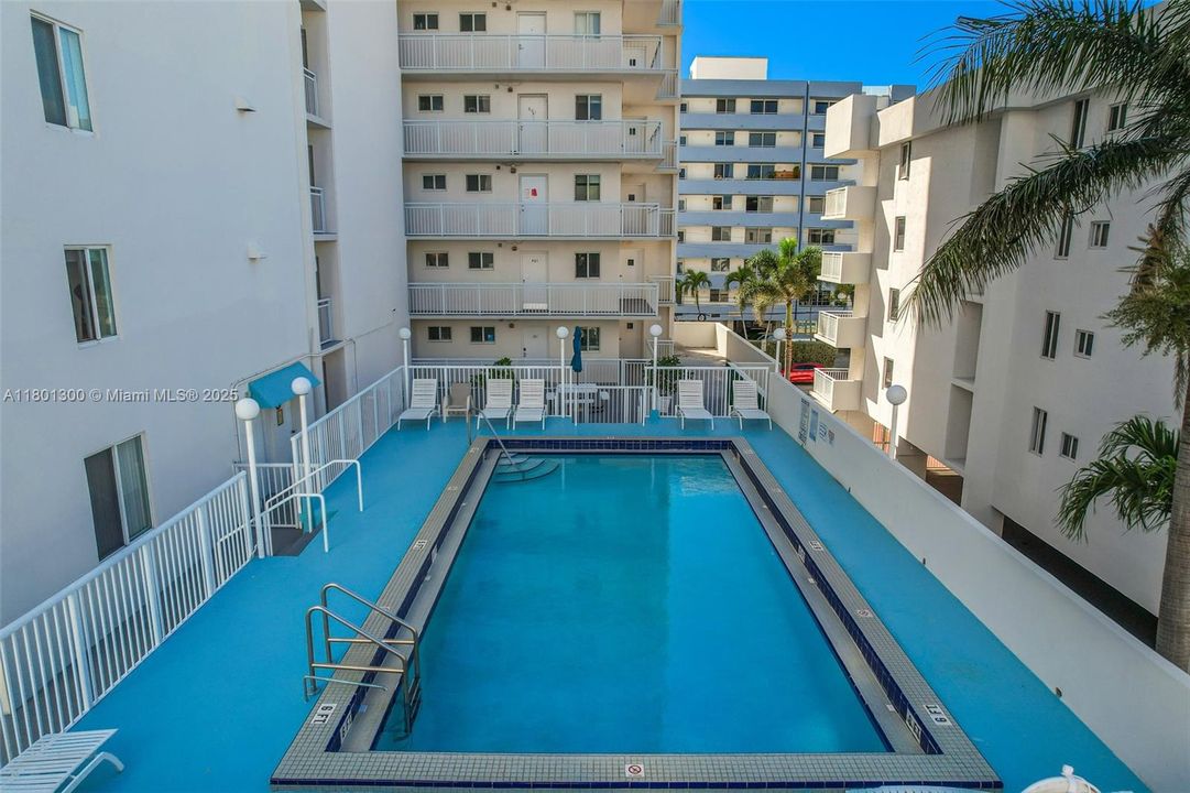 Recently Sold: $305,000 (1 beds, 1 baths, 718 Square Feet)