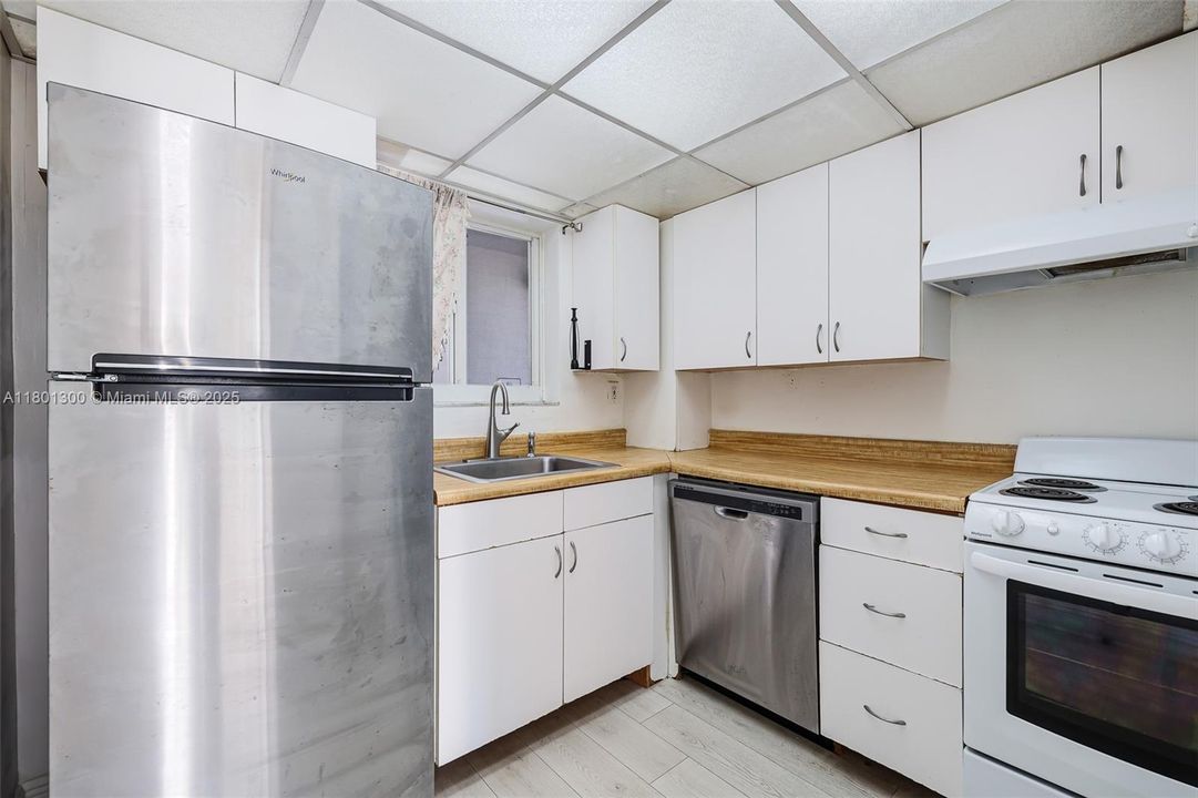 Recently Sold: $305,000 (1 beds, 1 baths, 718 Square Feet)