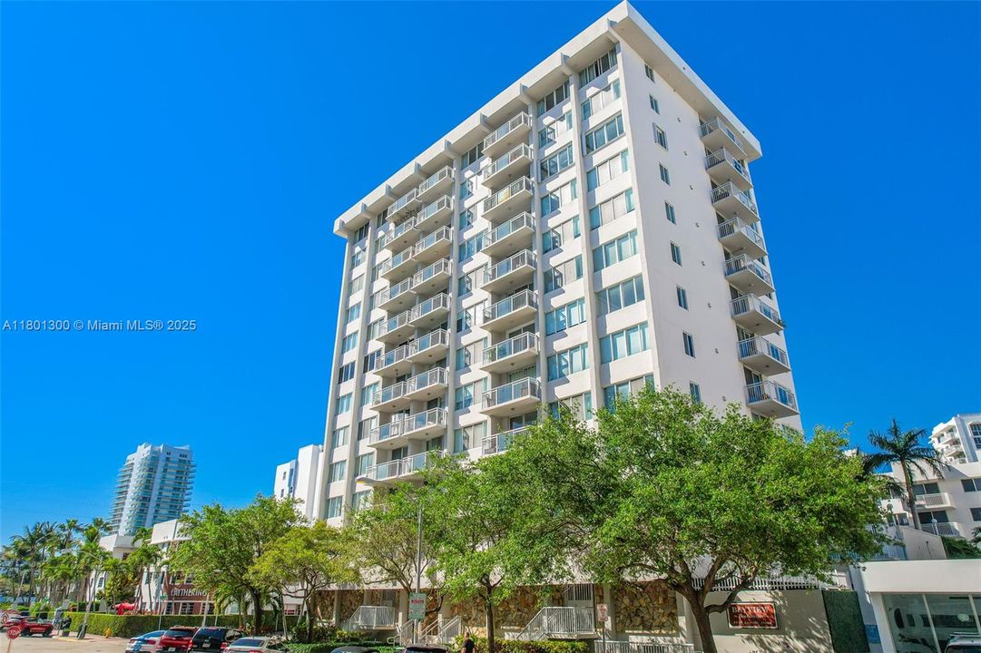 Recently Sold: $305,000 (1 beds, 1 baths, 718 Square Feet)