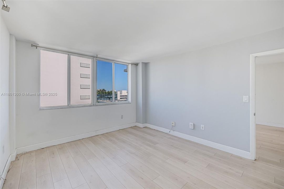 Recently Sold: $305,000 (1 beds, 1 baths, 718 Square Feet)