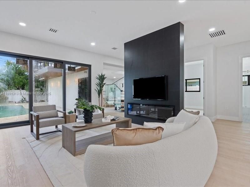 Recently Sold: $1,850,000 (4 beds, 3 baths, 2483 Square Feet)
