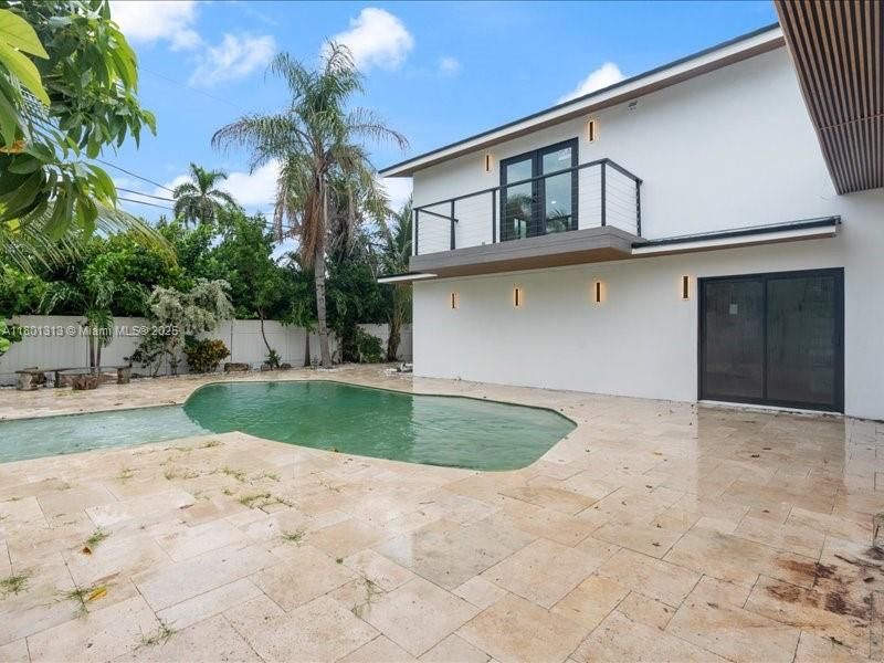 Recently Sold: $1,850,000 (4 beds, 3 baths, 2483 Square Feet)