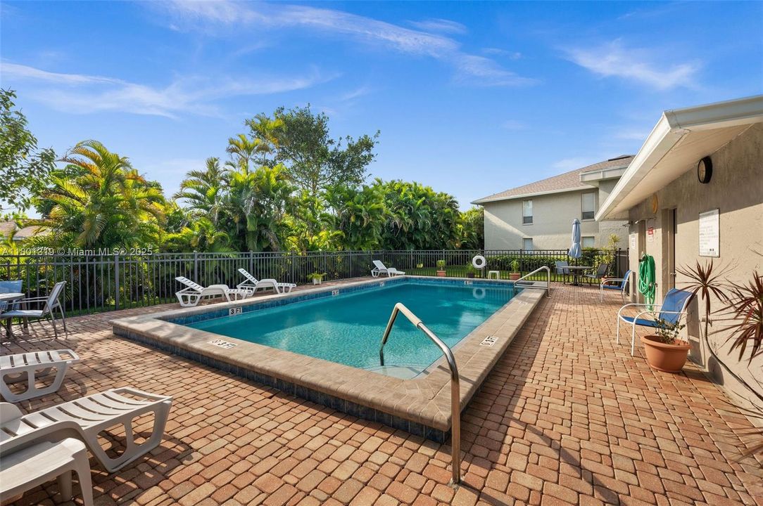 Welcome to 4213 Se 19th Ave! Beautiful Poolside afternoon.
