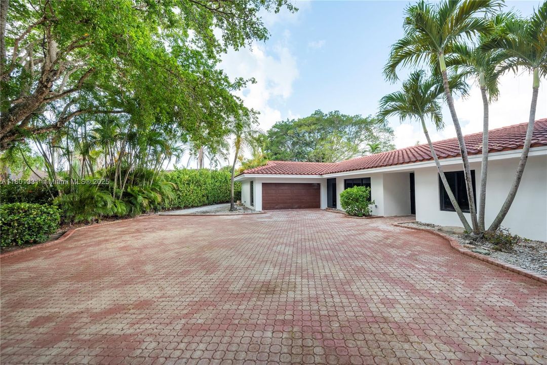 For Sale: $3,449,000 (6 beds, 4 baths, 4704 Square Feet)