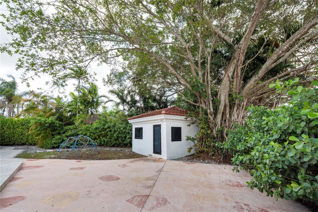 For Sale: $3,449,000 (6 beds, 4 baths, 4704 Square Feet)
